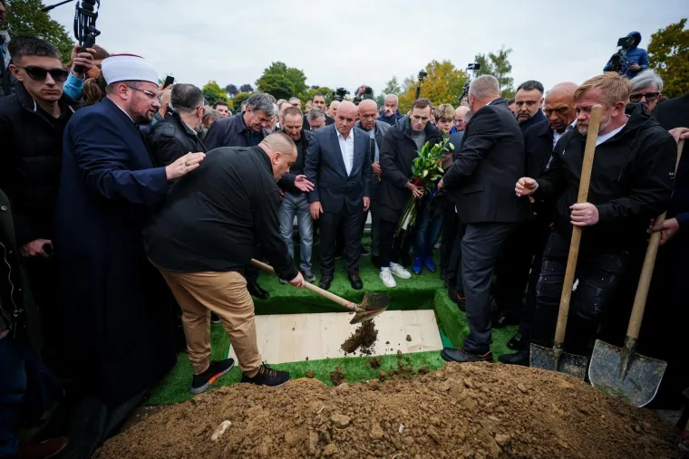 Pogledajte pogreb Halida Be&scaron;lića: Oko 100 tisuća ljudi ispratilo kralja narodne glazbe