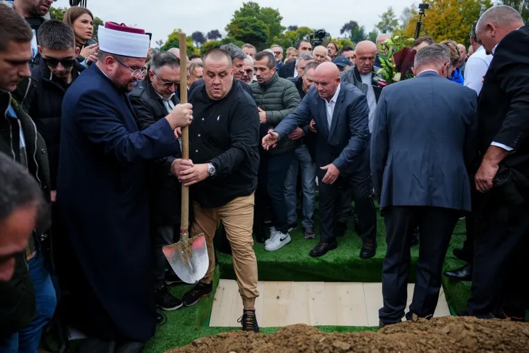 Pogledajte pogreb Halida Be&scaron;lića: Oko 100 tisuća ljudi ispratilo kralja narodne glazbe