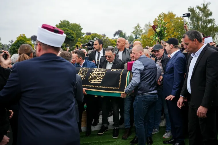 Pogledajte pogreb Halida Be&scaron;lića: Oko 100 tisuća ljudi ispratilo kralja narodne glazbe