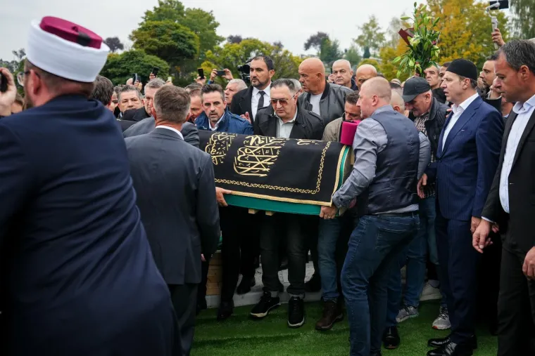 Pogledajte pogreb Halida Bešlića: Oko 100 tisuća ljudi ispratilo kralja narodne glazbe