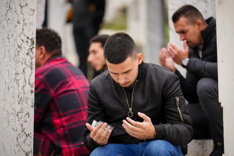Pogledajte pogreb Halida Bešlića: Oko 100 tisuća ljudi ispratilo kralja narodne glazbe