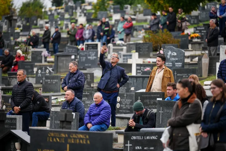 Pogledajte pogreb Halida Be&scaron;lića: Oko 100 tisuća ljudi ispratilo kralja narodne glazbe