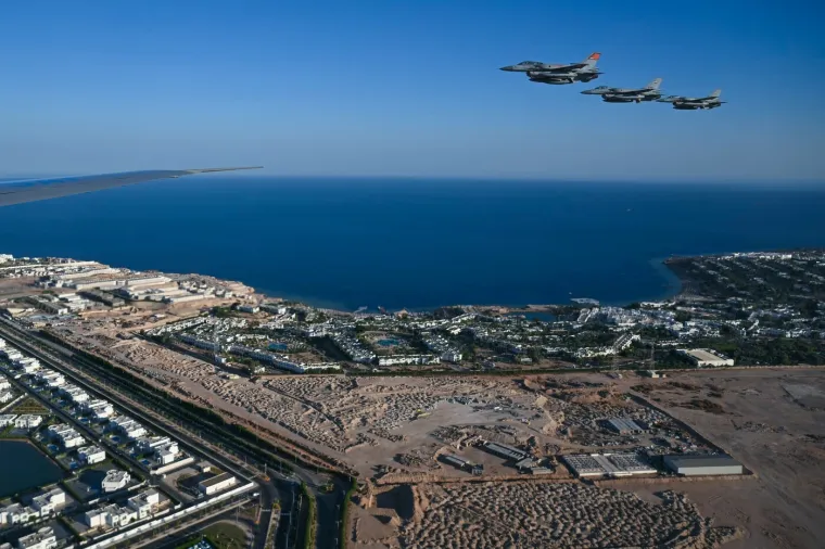 Moćni lovci pratili Trumpa u avionu, a onda je sjeo u 'Zvijer': 'Iranci su pretučeni i izubijani'