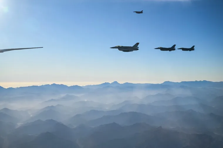 Moćni lovci pratili Trumpa u avionu, a onda je sjeo u 'Zvijer': 'Iranci su pretučeni i izubijani'