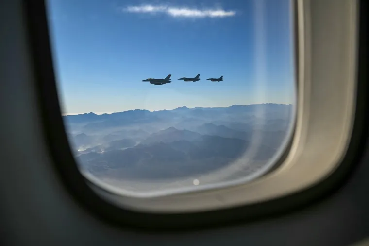 Moćni lovci pratili Trumpa u avionu, a onda je sjeo u 'Zvijer': 'Iranci su pretučeni i izubijani'