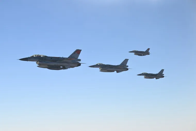 Moćni lovci pratili Trumpa u avionu, a onda je sjeo u 'Zvijer': 'Iranci su pretučeni i izubijani'