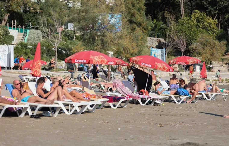 U Splitu ljeto jo&scaron; uvijek traje: Oskudni kupaći kostimi preplavili su plažu Bačvice