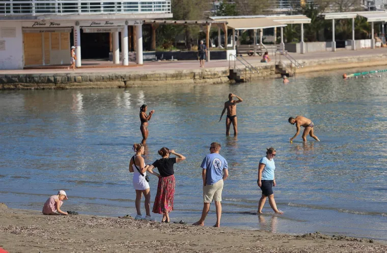 U Splitu ljeto jo&scaron; uvijek traje: Oskudni kupaći kostimi preplavili su plažu Bačvice