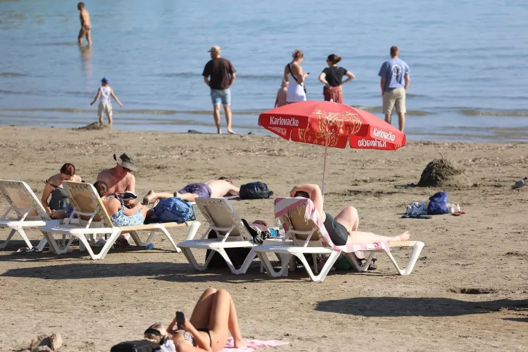 U Splitu ljeto jo&scaron; uvijek traje: Oskudni kupaći kostimi preplavili su plažu Bačvice