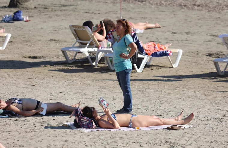 U Splitu ljeto jo&scaron; uvijek traje: Oskudni kupaći kostimi preplavili su plažu Bačvice