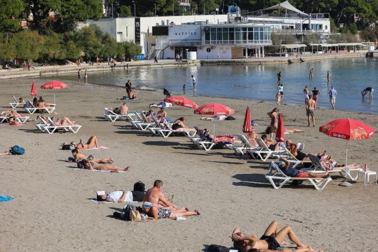 U Splitu ljeto jo&scaron; uvijek traje: Oskudni kupaći kostimi preplavili su plažu Bačvice