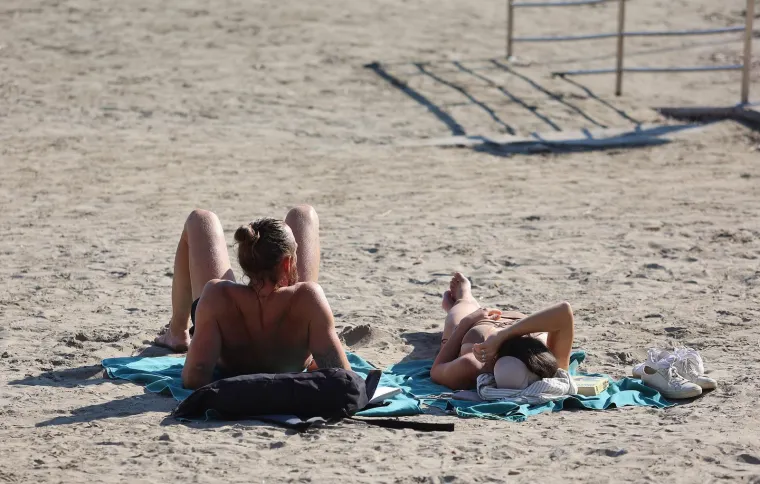 U Splitu ljeto jo&scaron; uvijek traje: Oskudni kupaći kostimi preplavili su plažu Bačvice