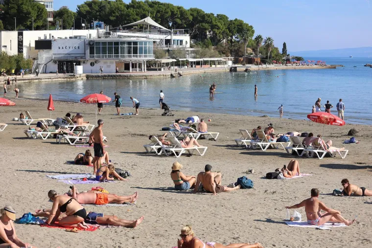 U Splitu ljeto jo&scaron; uvijek traje: Oskudni kupaći kostimi preplavili su plažu Bačvice