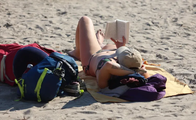 U Splitu ljeto jo&scaron; uvijek traje: Oskudni kupaći kostimi preplavili su plažu Bačvice