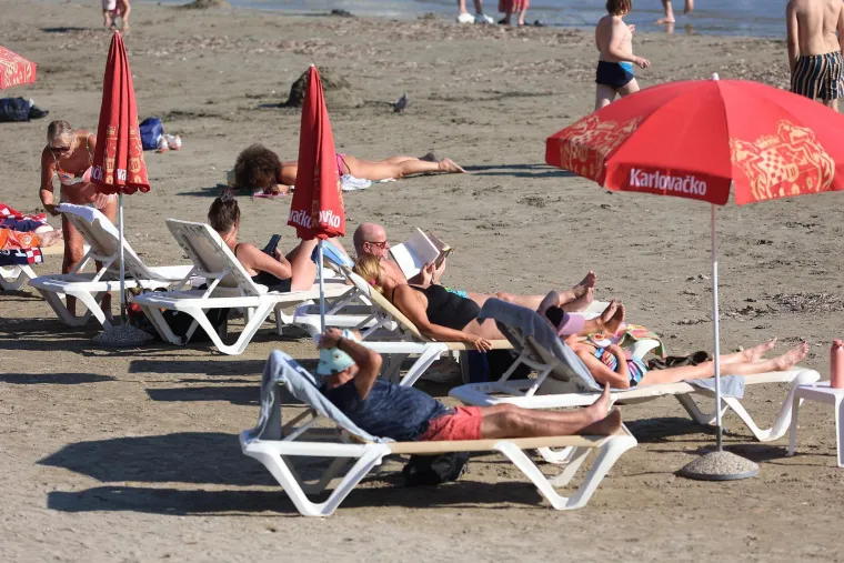 U Splitu ljeto jo&scaron; uvijek traje: Oskudni kupaći kostimi preplavili su plažu Bačvice