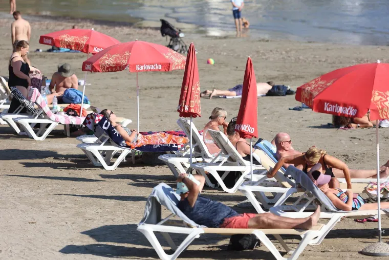 U Splitu ljeto jo&scaron; uvijek traje: Oskudni kupaći kostimi preplavili su plažu Bačvice