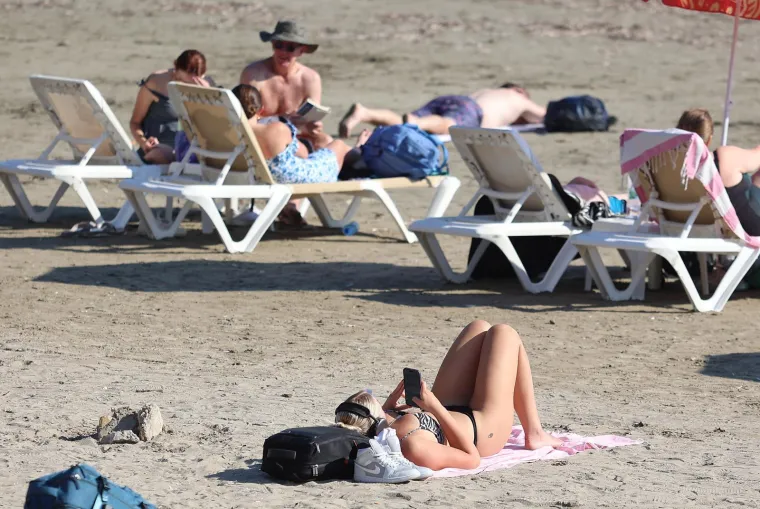 U Splitu ljeto jo&scaron; uvijek traje: Oskudni kupaći kostimi preplavili su plažu Bačvice