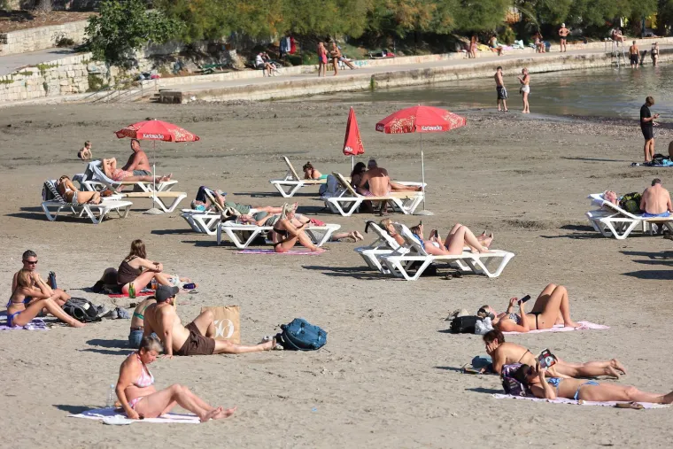 U Splitu ljeto jo&scaron; uvijek traje: Oskudni kupaći kostimi preplavili su plažu Bačvice