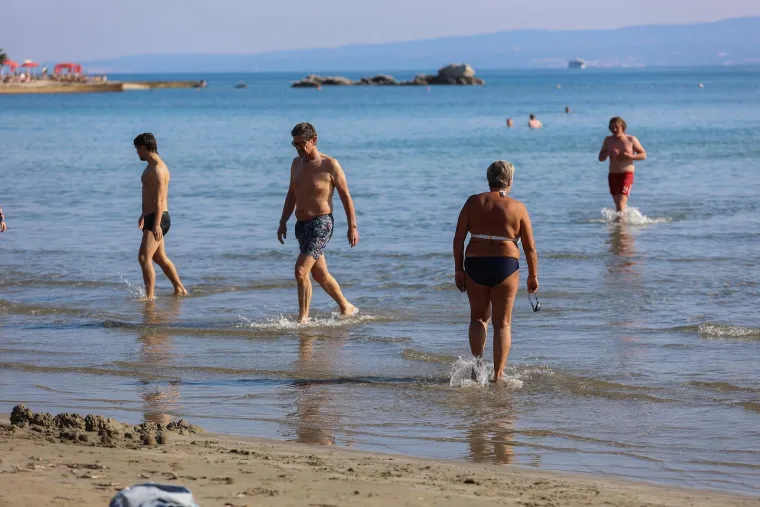 U Splitu ljeto jo&scaron; uvijek traje: Oskudni kupaći kostimi preplavili su plažu Bačvice