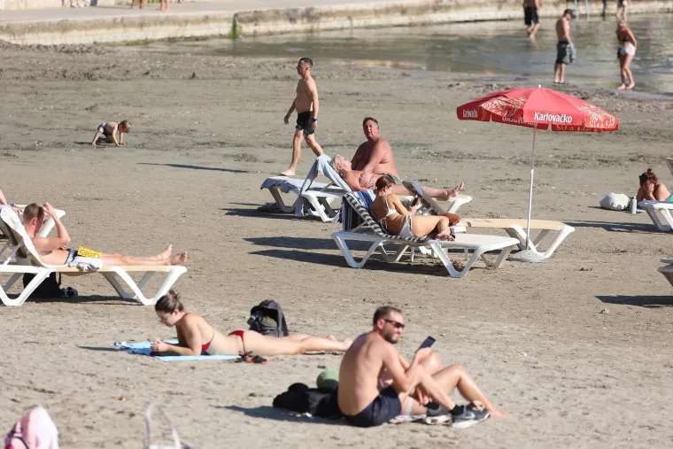 U Splitu ljeto jo&scaron; uvijek traje: Oskudni kupaći kostimi preplavili su plažu Bačvice
