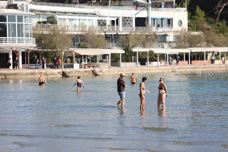 U Splitu ljeto jo&scaron; uvijek traje: Oskudni kupaći kostimi preplavili su plažu Bačvice