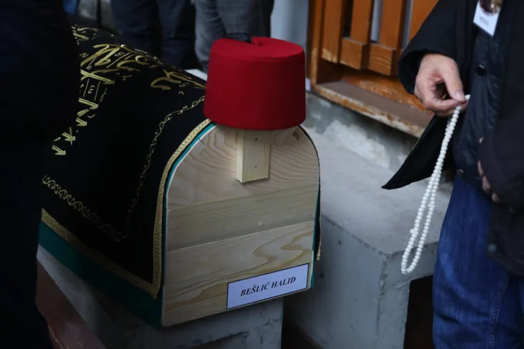 Svjetska agencija objavila galeriju fotografija sa sprovoda Halida Bešlića: Prizori slamaju srca