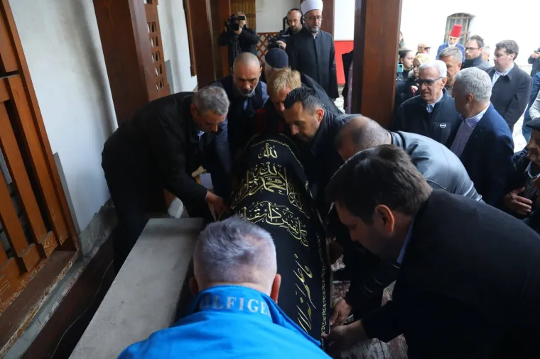 Svjetska agencija objavila galeriju fotografija sa sprovoda Halida Bešlića: Prizori slamaju srca