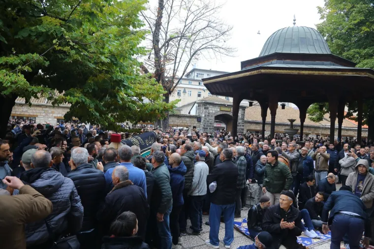 Svjetska agencija objavila galeriju fotografija sa sprovoda Halida Bešlića: Prizori slamaju srca