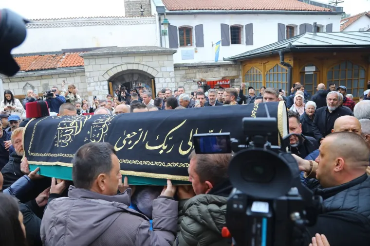 Svjetska agencija objavila galeriju fotografija sa sprovoda Halida Bešlića: Prizori slamaju srca