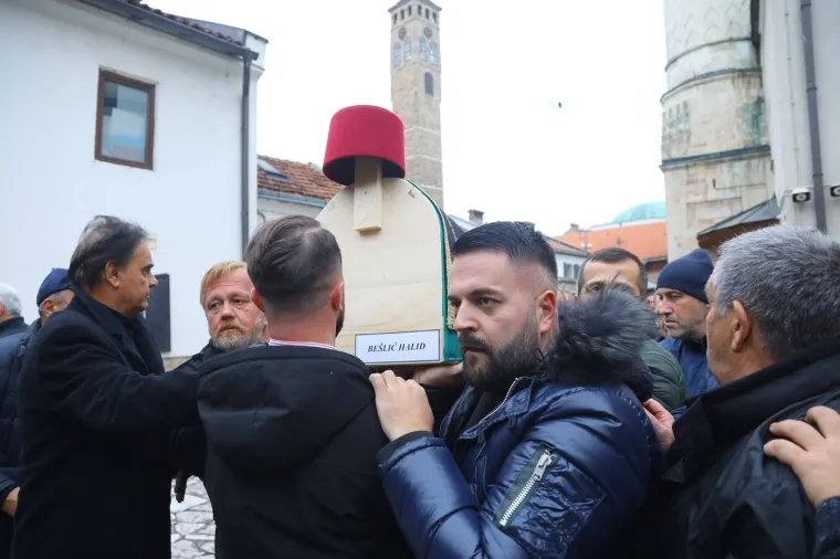 Svjetska agencija objavila galeriju fotografija sa sprovoda Halida Bešlića: Prizori slamaju srca