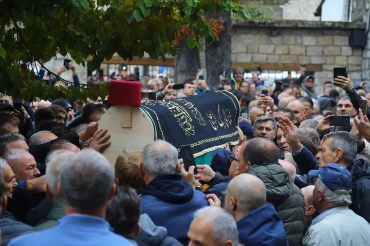 Svjetska agencija objavila galeriju fotografija sa sprovoda Halida Bešlića: Prizori slamaju srca