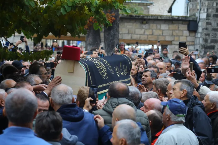 Svjetska agencija objavila galeriju fotografija sa sprovoda Halida Bešlića: Prizori slamaju srca