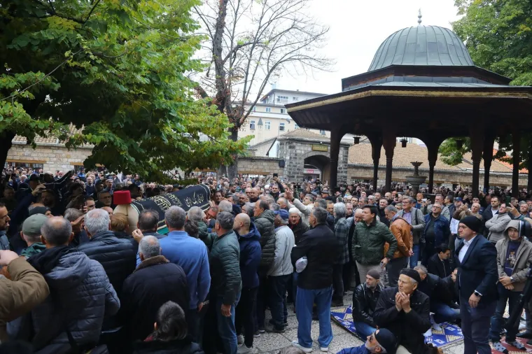 Svjetska agencija objavila galeriju fotografija sa sprovoda Halida Bešlića: Prizori slamaju srca