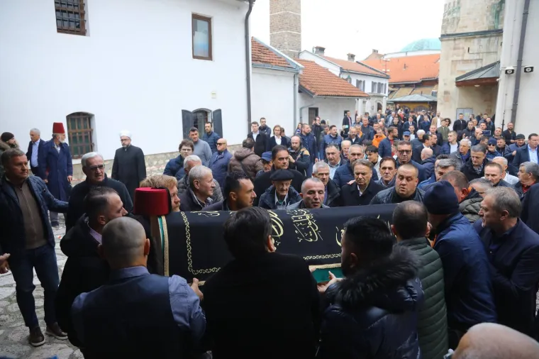 Svjetska agencija objavila galeriju fotografija sa sprovoda Halida Bešlića: Prizori slamaju srca