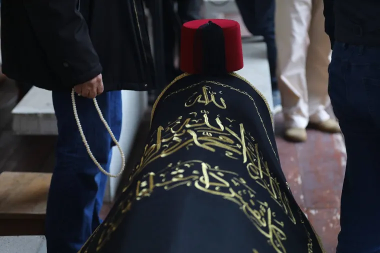 Svjetska agencija objavila galeriju fotografija sa sprovoda Halida Bešlića: Prizori slamaju srca