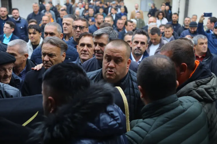 Svjetska agencija objavila galeriju fotografija sa sprovoda Halida Bešlića: Prizori slamaju srca