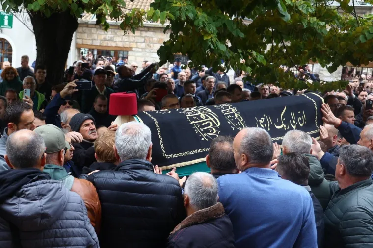 Svjetska agencija objavila galeriju fotografija sa sprovoda Halida Bešlića: Prizori slamaju srca