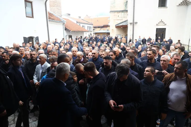 Svjetska agencija objavila galeriju fotografija sa sprovoda Halida Bešlića: Prizori slamaju srca