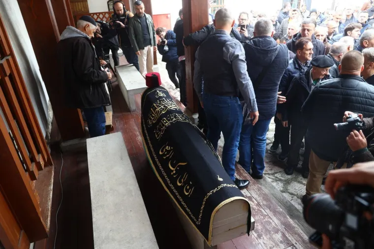 Svjetska agencija objavila galeriju fotografija sa sprovoda Halida Be&scaron;lića: Prizori slamaju srca