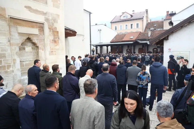 Svjetska agencija objavila galeriju fotografija sa sprovoda Halida Be&scaron;lića: Prizori slamaju srca