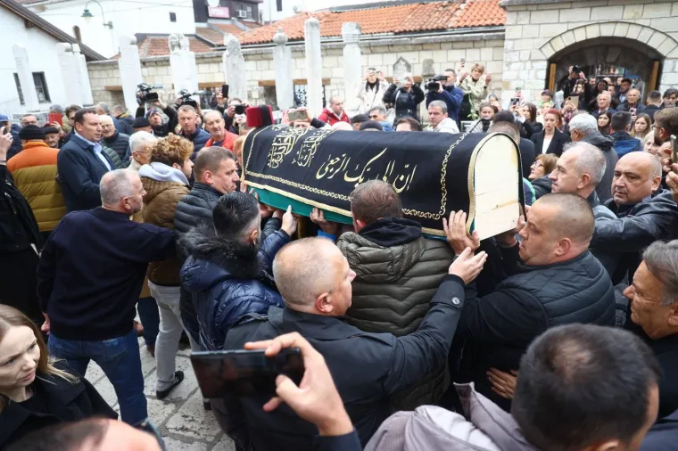 Svjetska agencija objavila galeriju fotografija sa sprovoda Halida Be&scaron;lića: Prizori slamaju srca