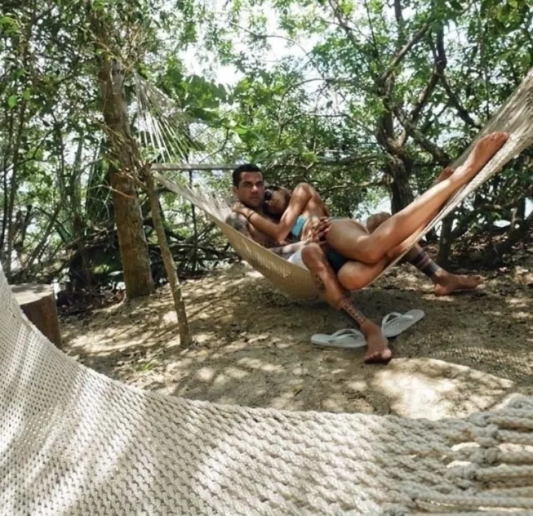 Supruga nogometne zvijezde preživjela skandal, osudu i usred kaosa dogodilo se čudo