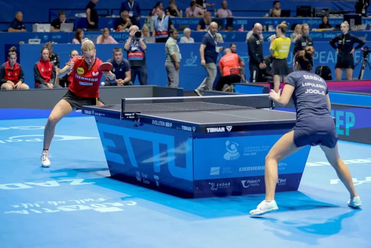 Svi u zadarskom košarkaškom hramu gledali su što djevojke rade na stolu