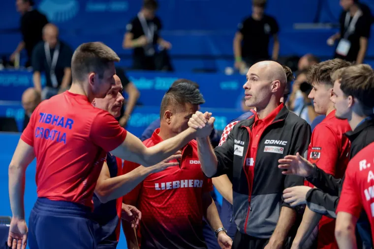 Svi u zadarskom košarkaškom hramu gledali su što djevojke rade na stolu