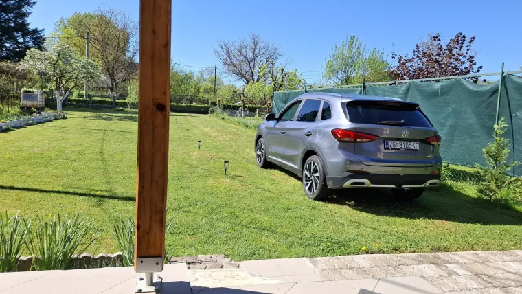 Kinez koji 'vuče' kao lud, a troši benzina na kapaljku: Vozili smo MG ZS Hybrid+