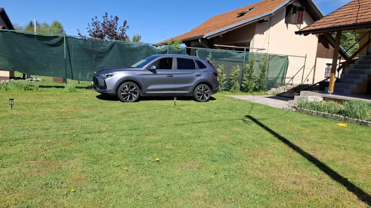 Kinez koji 'vuče' kao lud, a troši benzina na kapaljku: Vozili smo MG ZS Hybrid+