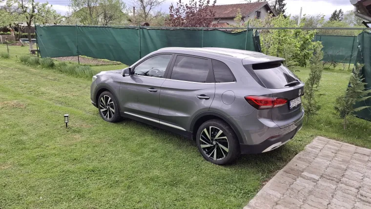 Kinez koji 'vuče' kao lud, a troši benzina na kapaljku: Vozili smo MG ZS Hybrid+