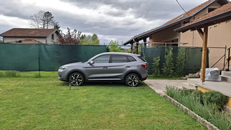 Kinez koji 'vuče' kao lud, a troši benzina na kapaljku: Vozili smo MG ZS Hybrid+