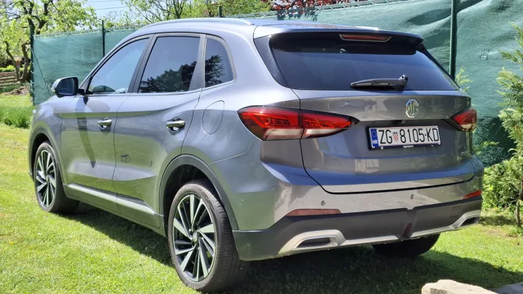 Kinez koji 'vuče' kao lud, a tro&scaron;i benzina na kapaljku: Vozili smo MG ZS Hybrid+
