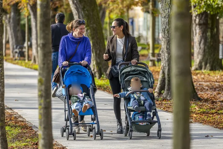 Atraktivne dame u susjednom gradu: Kratka haljinica i crveni sako nisu prošli nezapaženo